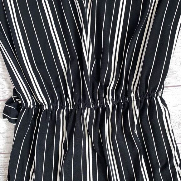 Express B&W stripe 3/4 sleeve jumpsuit w/front knot tie sz M - Picture 13 of 13